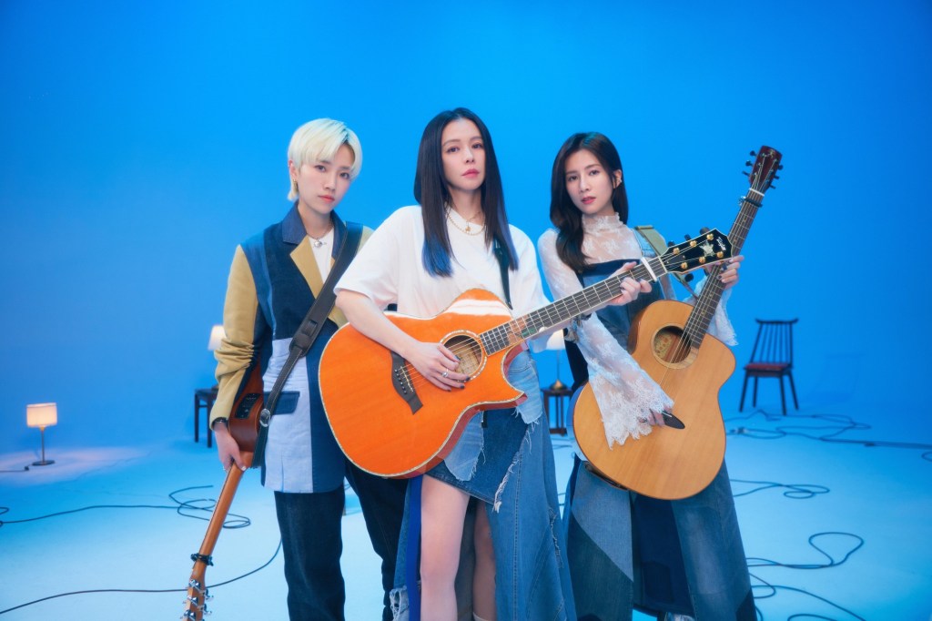 徐若瑄和晨悠合作歌曲〈全世界我最不配擁有你〉(照片提供:索尼音樂)
