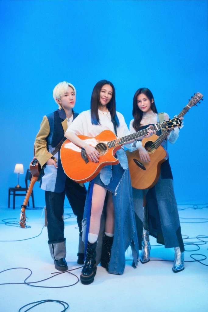 徐若瑄和晨悠合作歌曲〈全世界我最不配擁有你〉(照片提供:索尼音樂)
