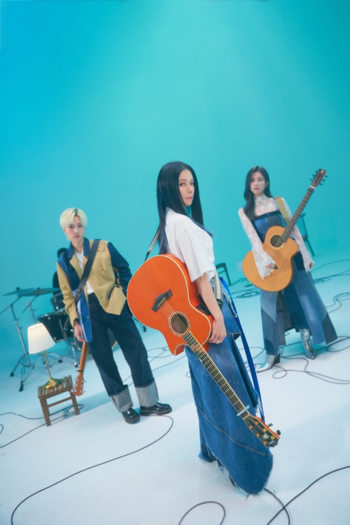 徐若瑄和晨悠合作歌曲〈全世界我最不配擁有你〉(照片提供:索尼音樂)
