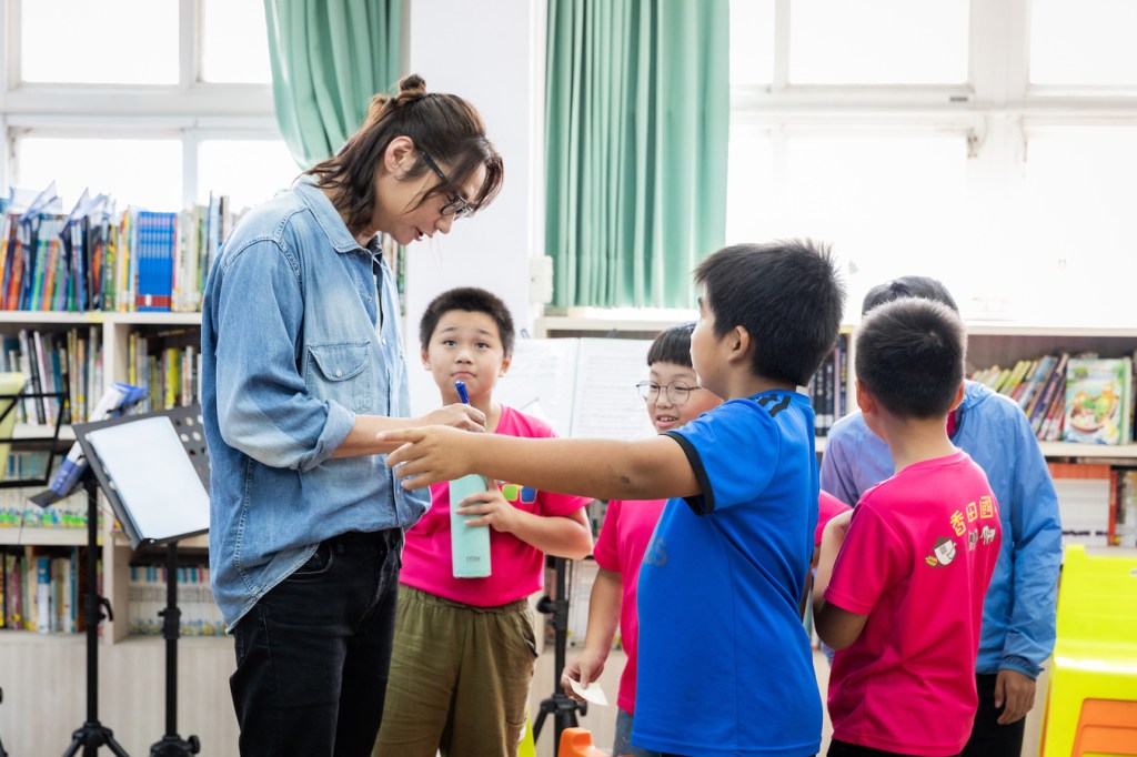 宇宙人融入小孩群中成為孩子王