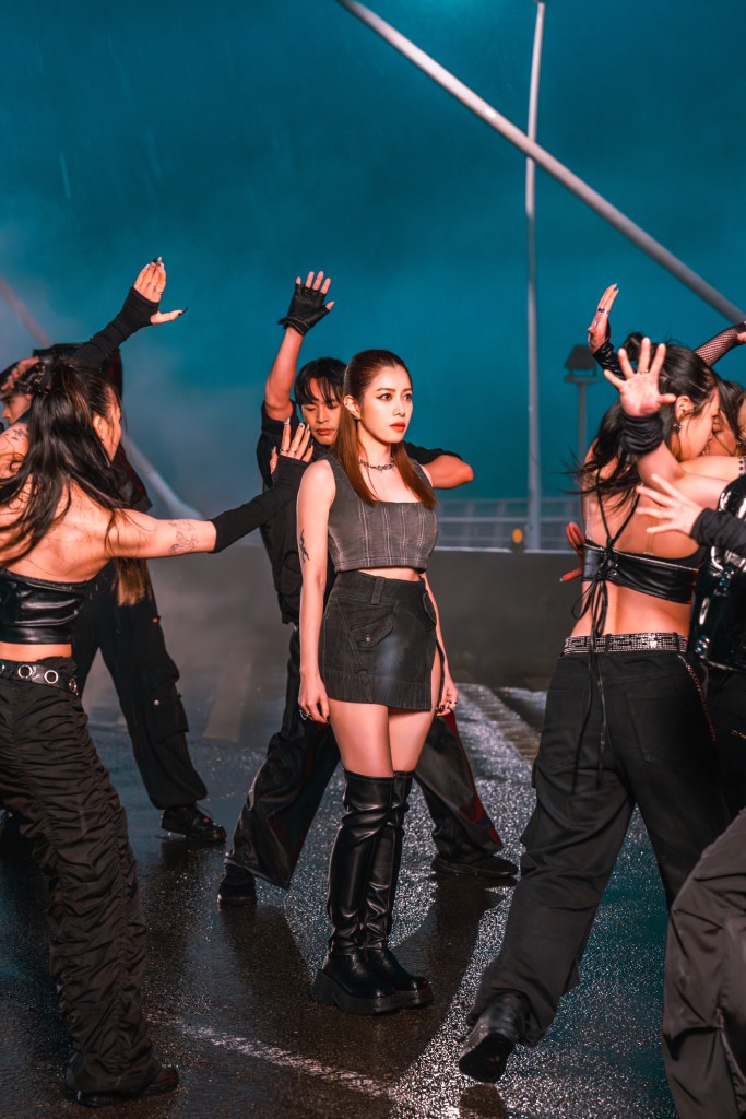 徐懷鈺不畏寒氣，低溫13度半夜雨中唱跳