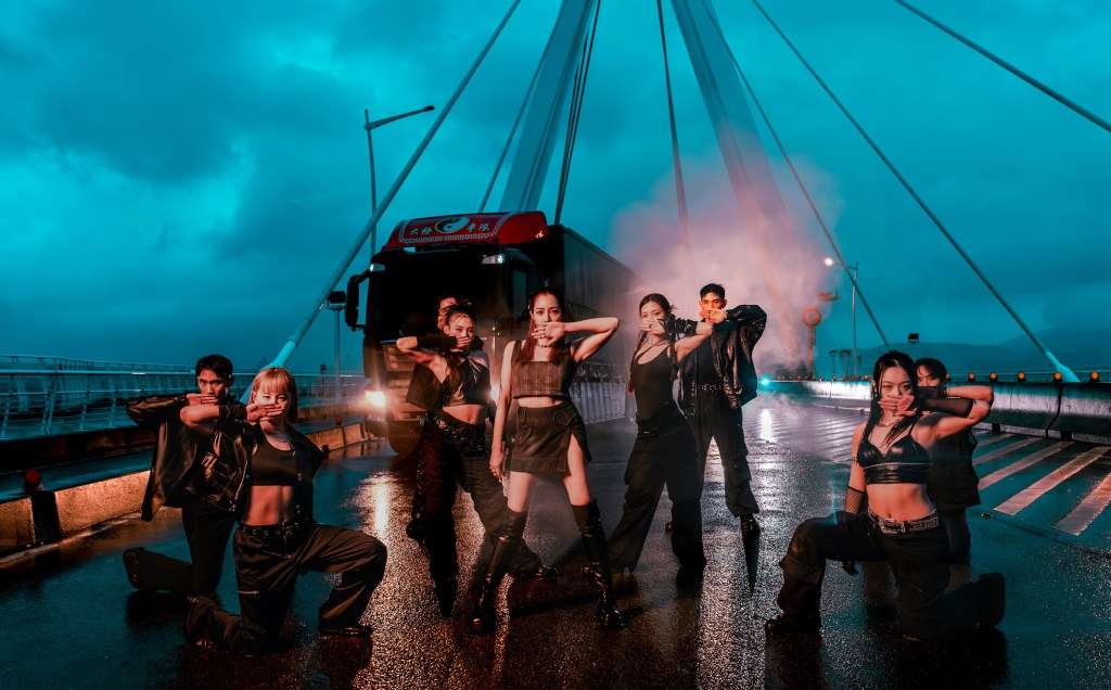 徐懷鈺半夜低溫，公路上勁裝拍MV震撼群舞