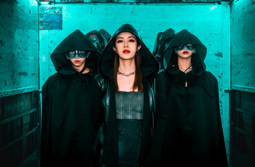 【Rock】徐懷鈺釋出〈達爾文步伐〉MV 拍攝時不畏低溫熱力唱跳 魔幻神秘場面大展氣勢與魅力&nbsp;邀歌迷挑戰「踢踢踏」舞步