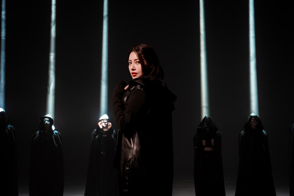 徐懷鈺MV中與黑豹神靈合而為一