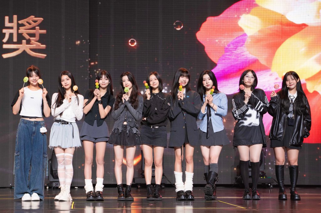 Hit Fm聯播網送上「紅龜粿」，祝福GENBLUE 幻藍小熊9月發行的新單曲，能衝進韓國MELON排行榜100名！