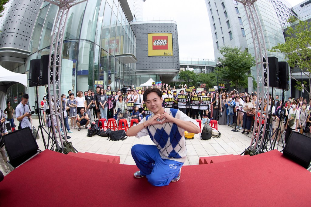 【PQP】許富凱出道13年首度在台北舉辦簽唱會 現場發送「紅圓」與大家分享《五木大学》入圍金曲35四項大奬喜悅