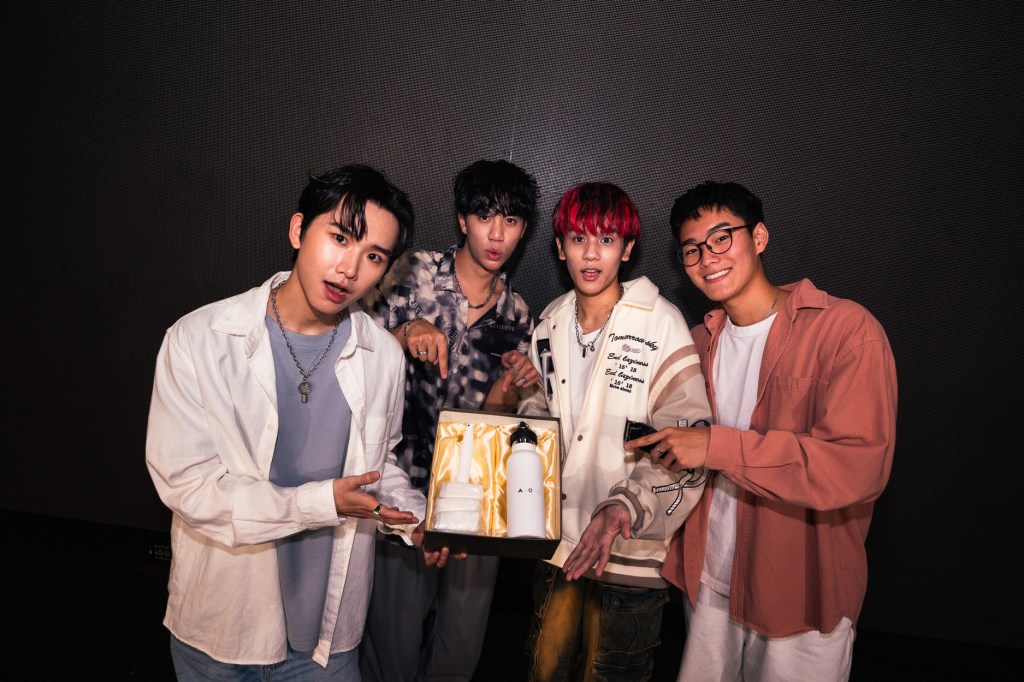 AcQUA源少年黃莑茗舉辦見面會，成員送上祝福禮物祝福當兵順利（照片提供：種子音樂）