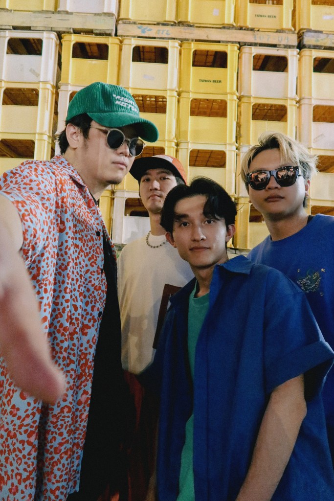 八戒EP製作人之一的陳建騏開玩笑直呼：「八戒跟冰球有很多相似之處，都很直接和白爛！」 