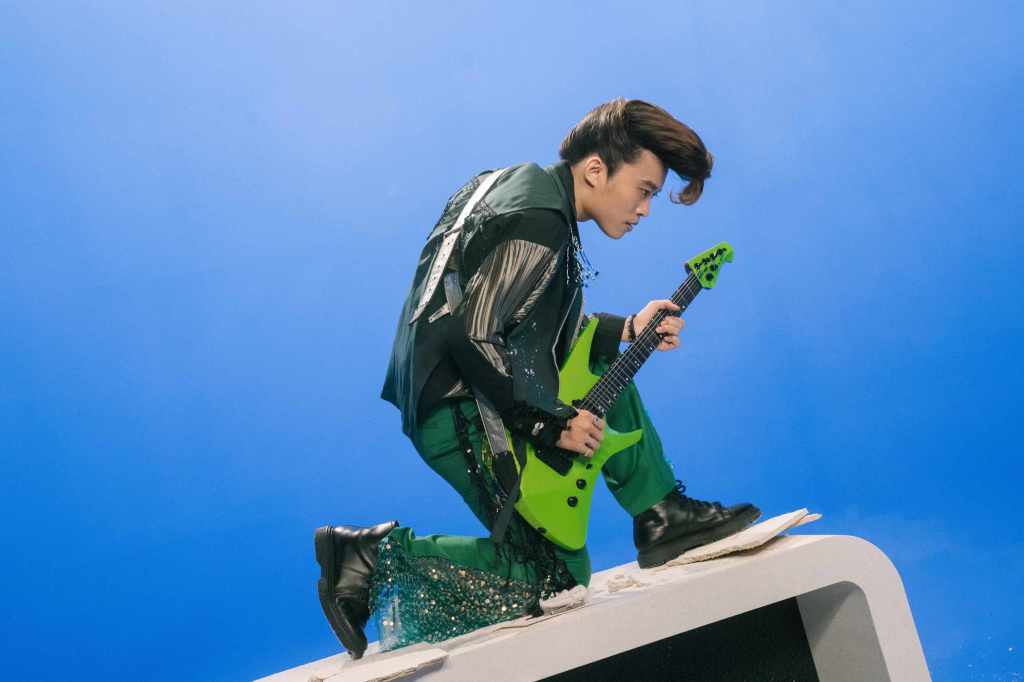 一曲召喚出賤葆心中塵封多時的搖滾吉他魂  向所有燃燒生命拍片的創作者們致敬！