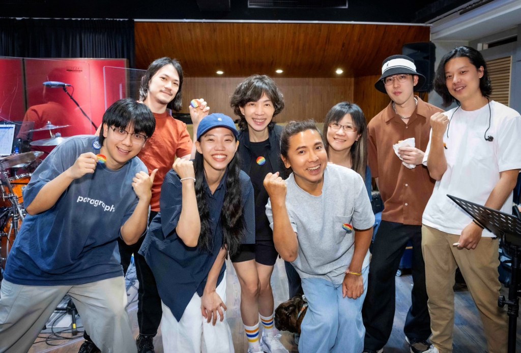 左一Arthur，左二吉他手become,左三洪佩瑜,左四萬芳,左五郭蘅祈,左六音樂總監艾璇,左七鼓手沐恩,左八貝斯手阿峰