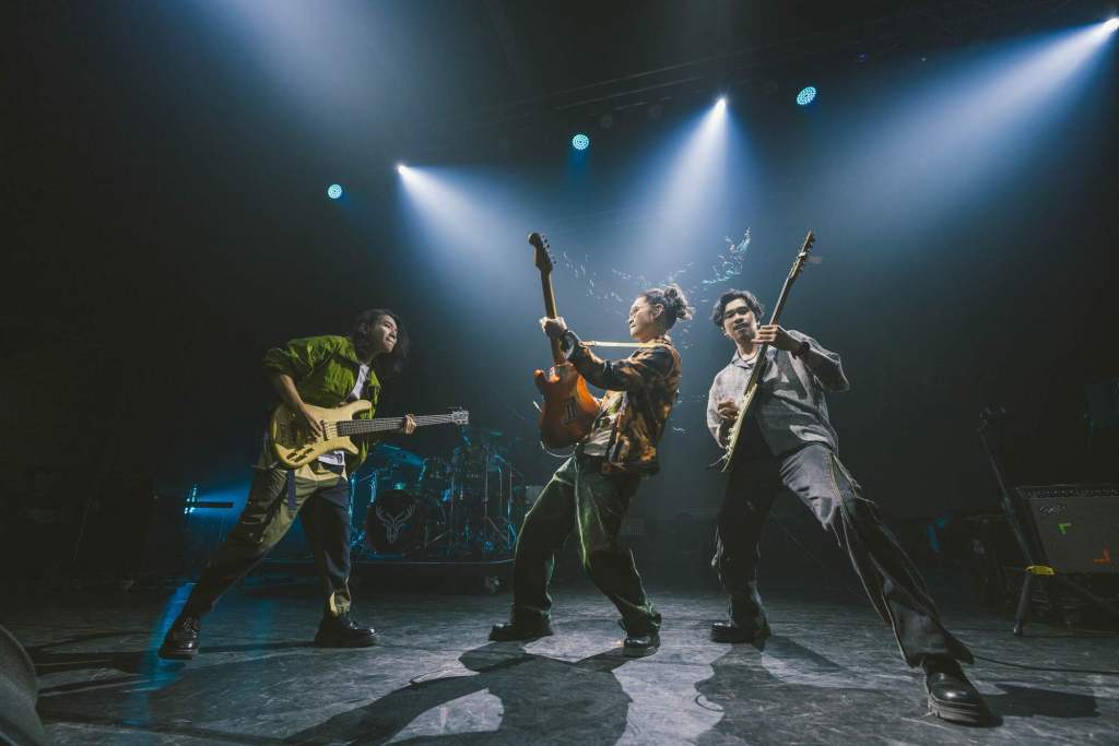 先生現場風靡萬千歌迷，左起貝斯手以諾、吉他手喆安、小B