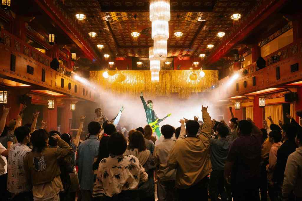 在MV的影像呈現上，賤葆化身吉他英雄，並和icyball冰球樂團共組「爆球樂團」，不但大鬧電視台和餐廳，賤葆更施法摧毀月球。