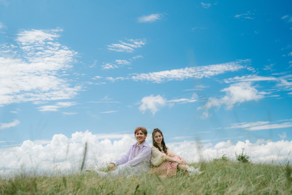 理想混蛋雞丁和Jasmine張靜汶在〈我愛我〉MV合影 (照片提供:日音樂 Day One Music @ PMP Entertainment)
