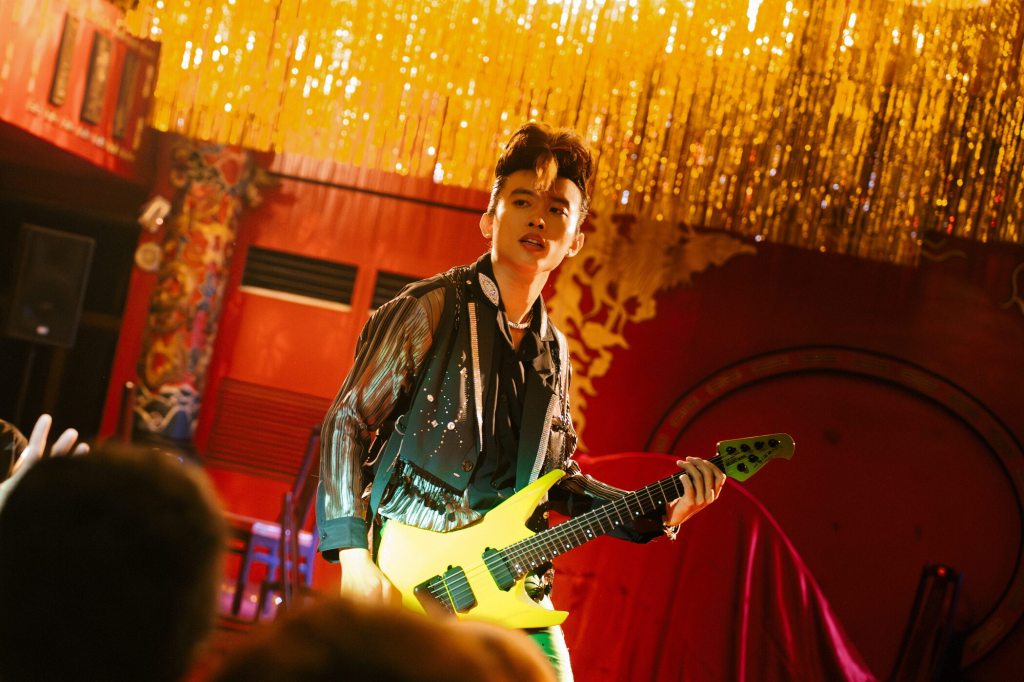 賤葆飾演吉他英雄大聲吶喊：「為了拯救世界，就算給我一百萬個女朋友，都不夠！」