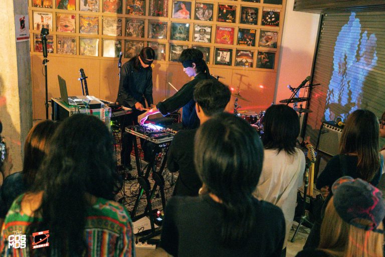 Mong Tong 與 FORD TRIO 去年 10 月在泰國共同演出