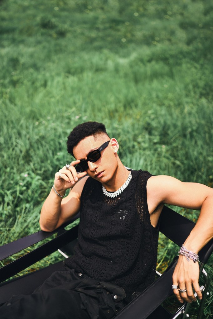 吳霏找阿夫合作最新單曲〈抱歉媽媽我還是戒不掉菸〉(照片提供:環球音樂)