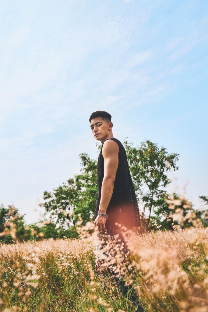 吳霏找阿夫合作最新單曲〈抱歉媽媽我還是戒不掉菸〉(照片提供:環球音樂)