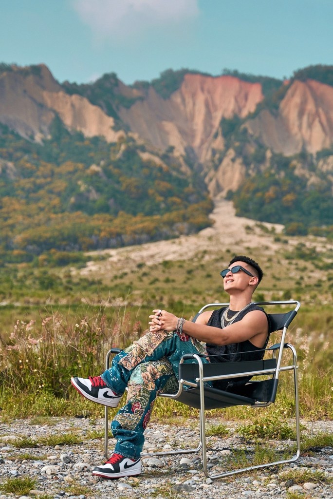 吳霏找阿夫合作最新單曲〈抱歉媽媽我還是戒不掉菸〉(照片提供:環球音樂)