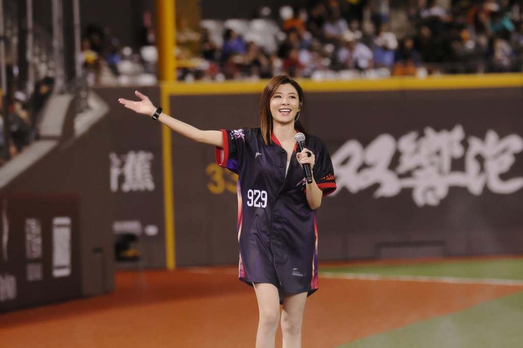 蘇慧倫一連帶來〈黃色月亮〉、〈Lemon Tree〉、〈被動〉經典招牌金曲和現場球迷一起大合唱