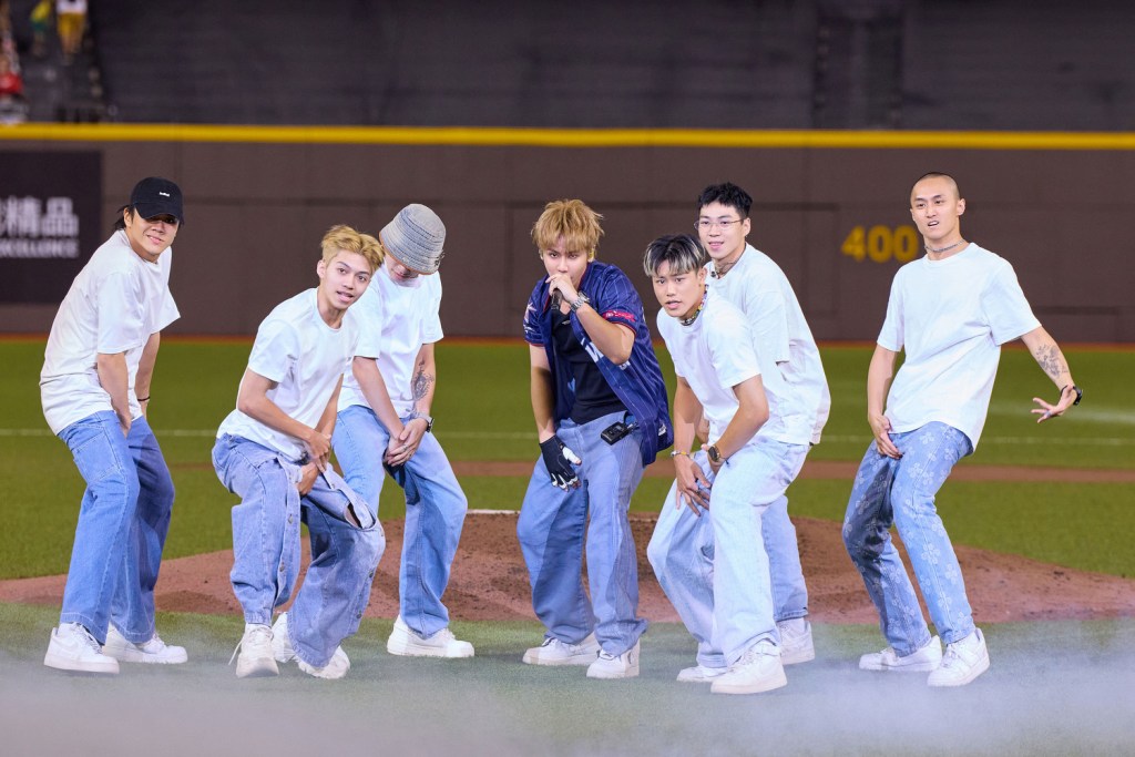 鼓鼓與6位舞者勁歌熱舞〈嗯哼〉將歡樂氣氛拉滿