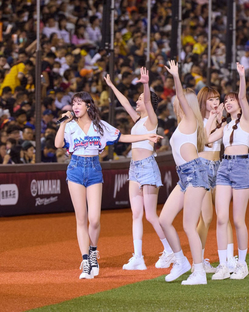 丁噹嗨唱演唱〈派對動物〉讓球迷狂歡不已