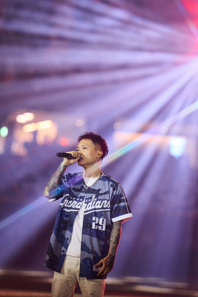 蕭秉治興奮登大巨蛋表演