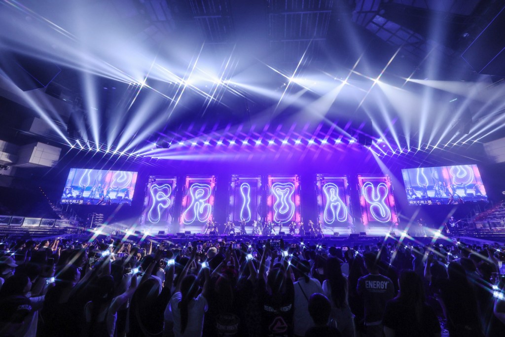 Energy洗腦神曲〈星期五晚上〉嗨爆小巨蛋