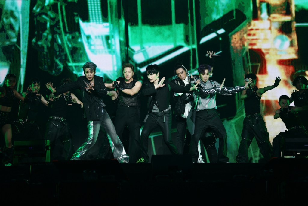 Energy穿著「黑潮至尊裝」帥氣登場