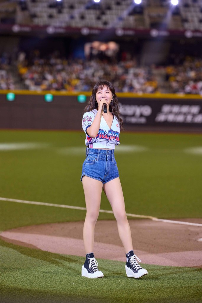 丁噹短版球衣配上短褲小秀性感