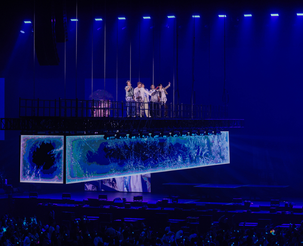 Energy為了好好看每位歌迷，搭上浮空移動的「Energy電流光柱」