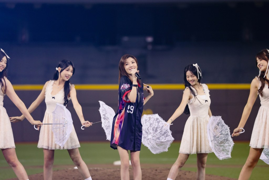 蘇慧倫邀請8位樂天女孩和她一起表演〈Lemon Tree〉