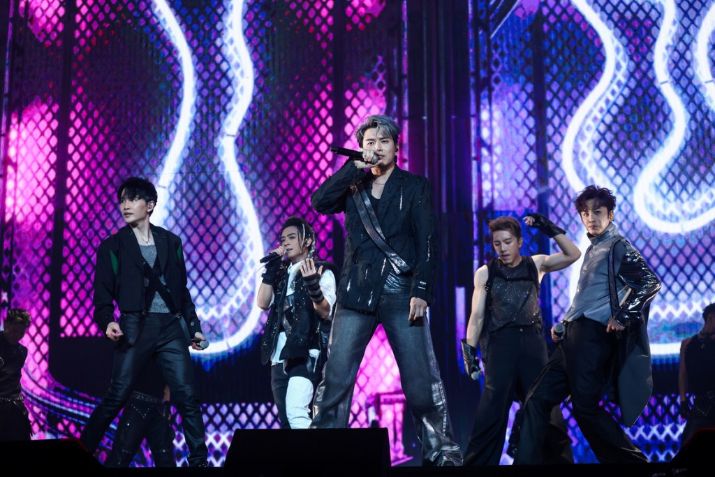 Energy穿著「黑潮至尊裝」帥氣登場