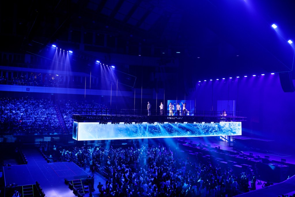 為了進距離見歌迷，Energy浮空6米高的移動電流光柱」