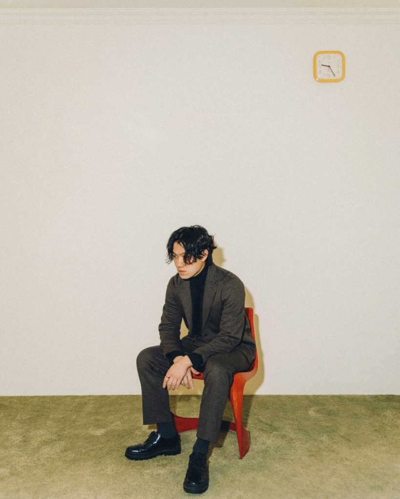 YOSHI推出首張創作EP《理性藝術家》(照片提供:YOSHI)