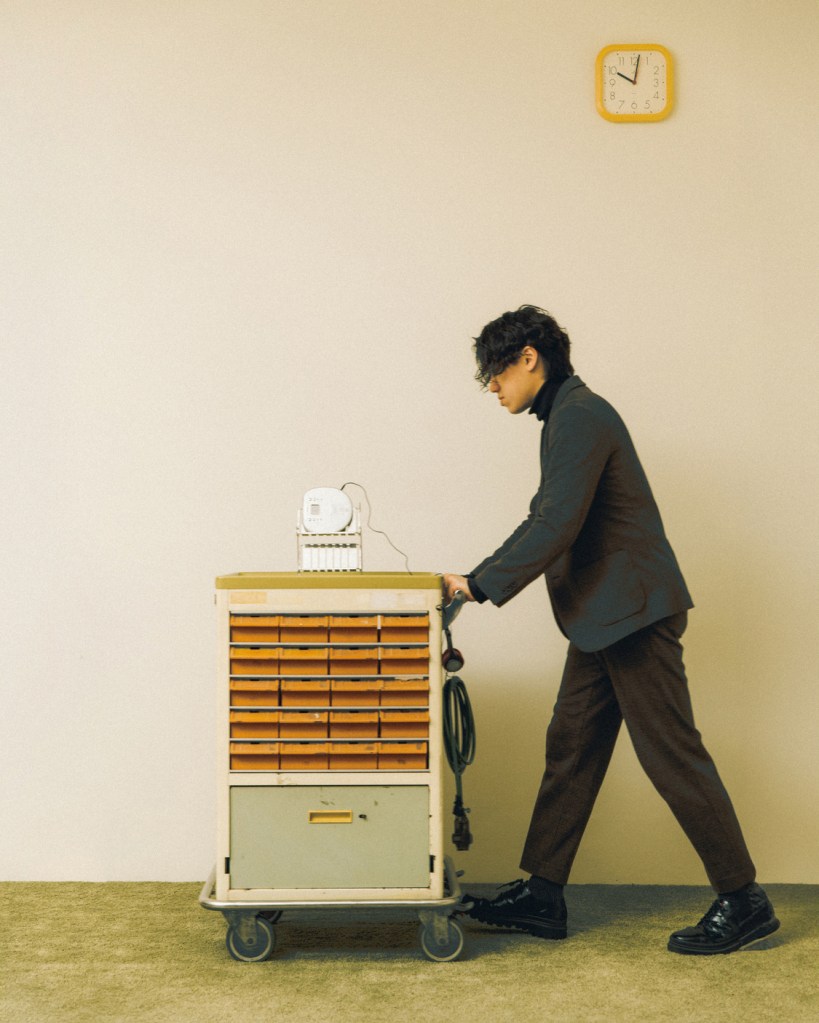 YOSHI推出首張創作EP《理性藝術家》(照片提供:YOSHI)