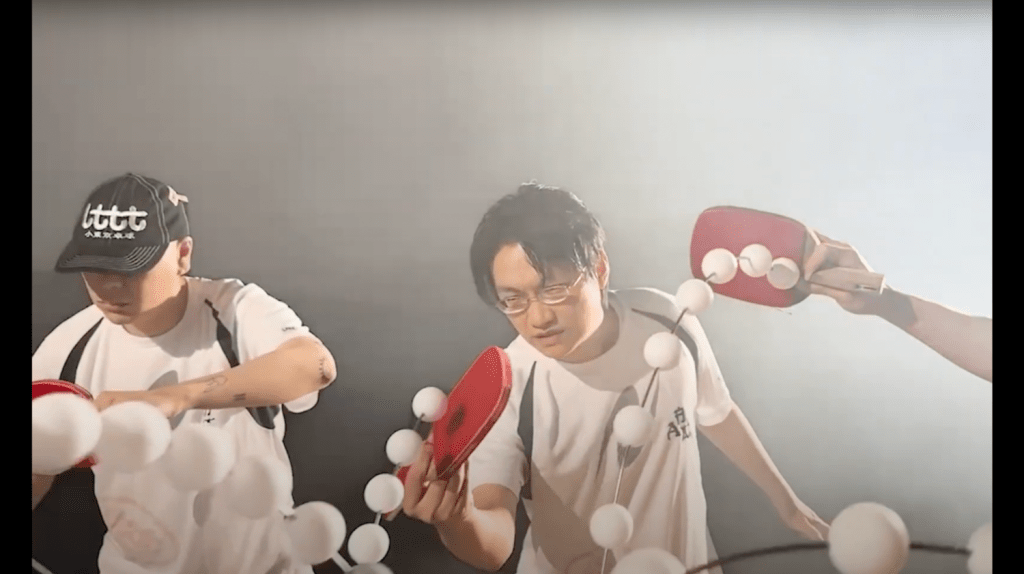國國（右）與 OHHYUK （左）也現身在〈Antenna〉MV 中，兩人與許光漢有一幕定格打桌球的畫面