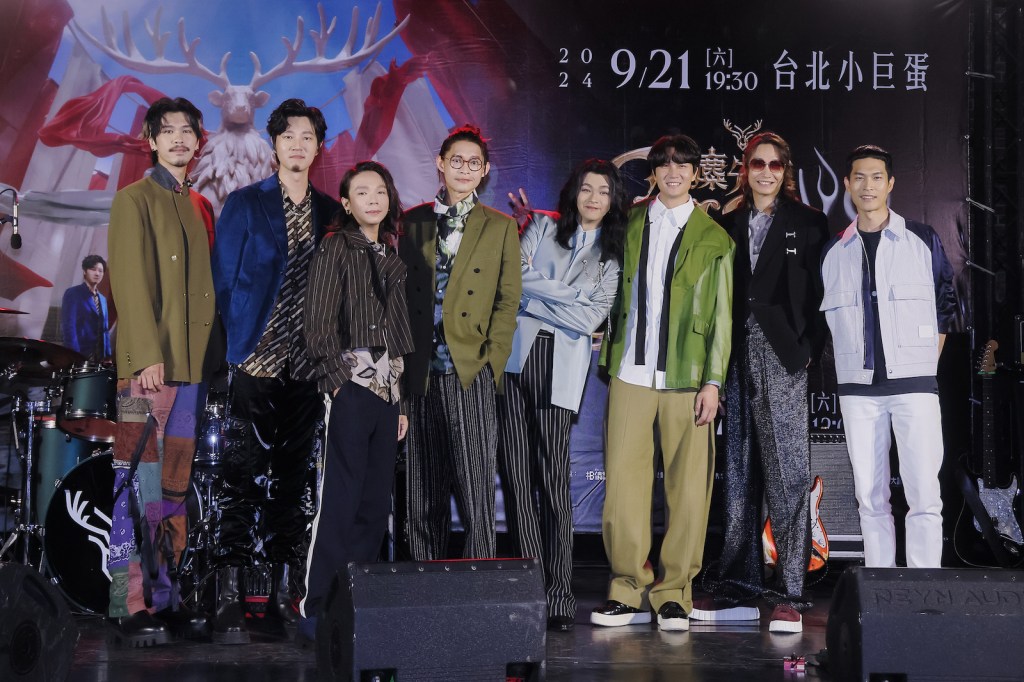 宇宙人排除萬難現身記者會為麋先生祝賀