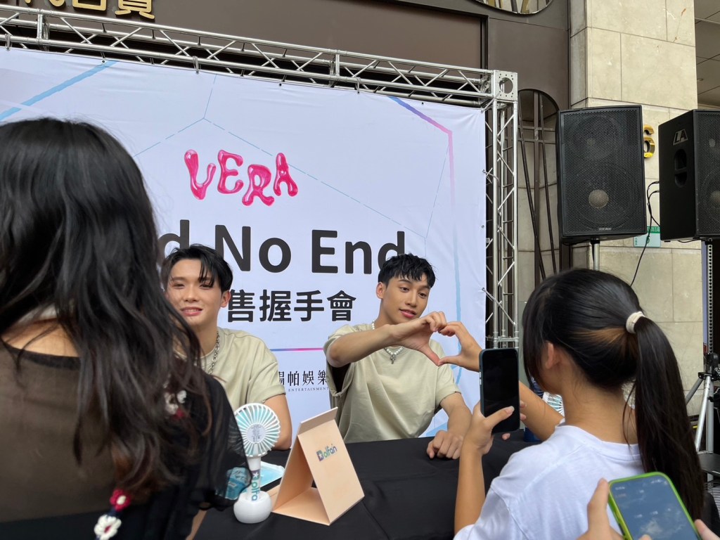 「〈Find No End〉單曲發售握手會」現場，VERA與邱比特互動