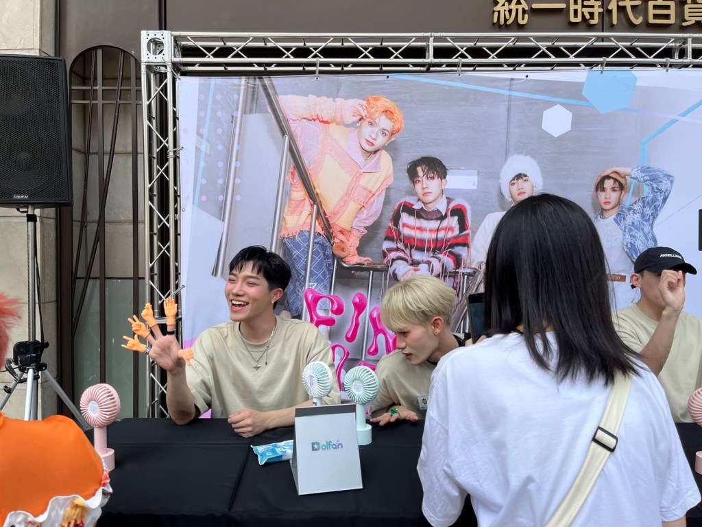 藍弟自備小道具與握手會粉絲互動