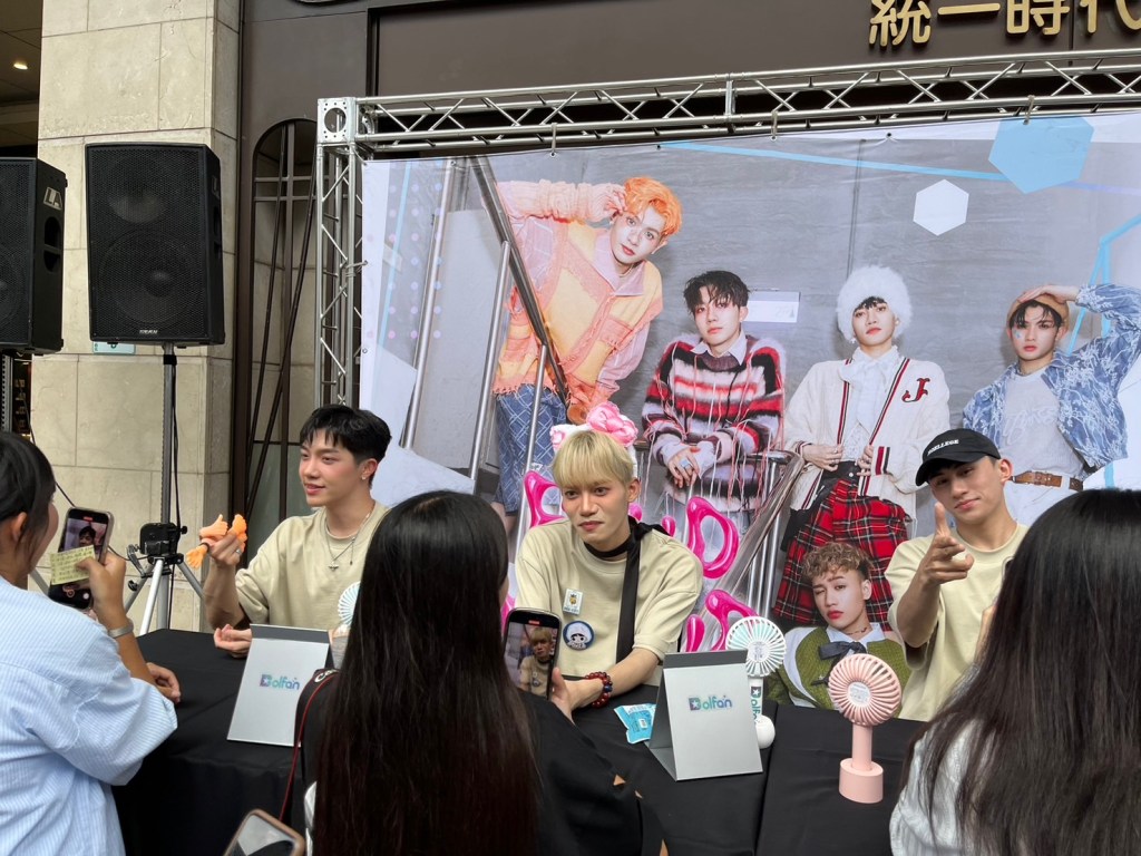 蔡朕戴上蝴蝶結髮箍與握手會粉絲互動