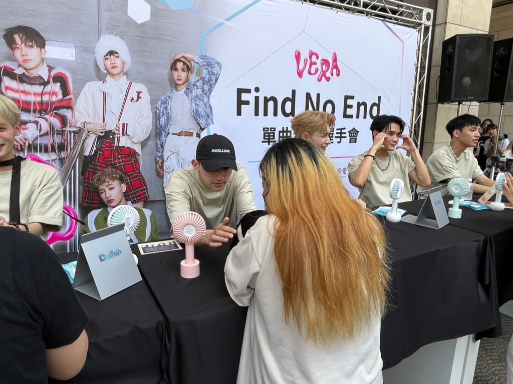 學文大摸粉絲寵物兔