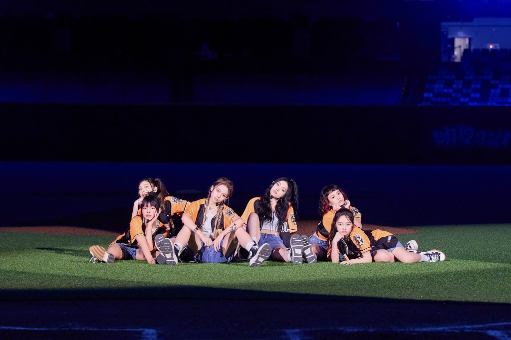 babyMINT∞ 大巨蛋演出（左起：熙妍、丞妘、粼粼、Vikky、品妡、栩栩）(照片提供:華研國際)