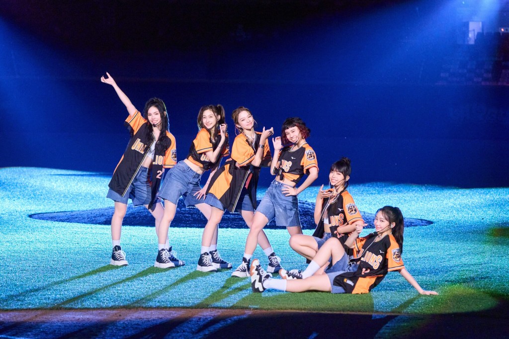 babyMINT∞ 大巨蛋演出（左起：Vikky、熙妍、粼粼、品妡、丞妘、栩栩）(照片提供:華研國際)