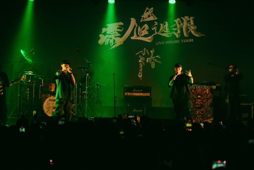 小春Kenzy個人專場「漂丿𨑨迌狼」台北站 DJ MR.GIN登台合唱 (照片提供:本色音樂)