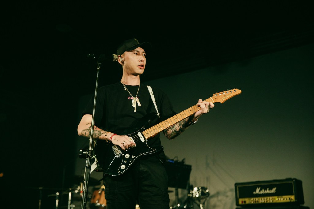 小春Kenzy個人專場「漂丿𨑨迌狼」台北站  背起電吉他自彈自唱 (照片提供:本色音樂)