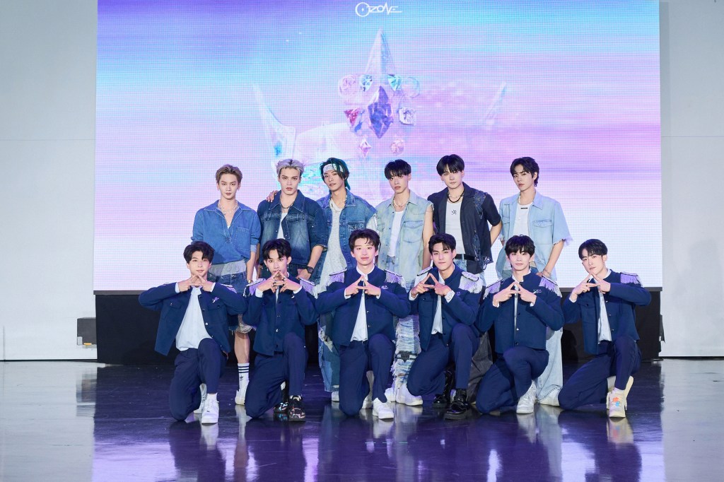 後排Ozone(左起)子翔、哲言、煥鈞、文廷、祖安、佳辰 前排原子少年2 (照片提供:索尼音樂)