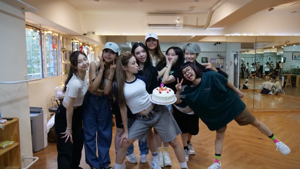 為粼粼慶生（左起：熙妍、丞妘、粼粼、Vikky、萩璇、栩栩、言菱、品妡）(照片提供:華研國際)