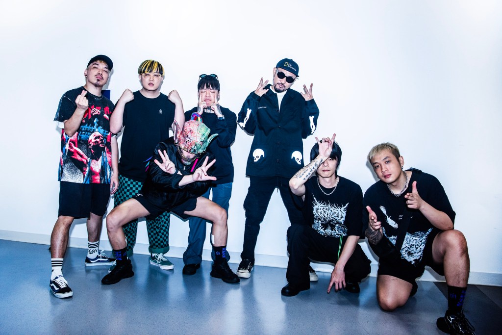 血肉果汁機與演唱會嘉賓MC HotDog熱狗、Bat Lin（左四）合照