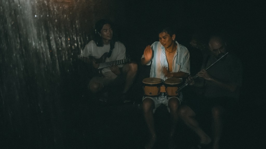 雷擎率團隊進入宿霧鐘乳石洞創作畫面