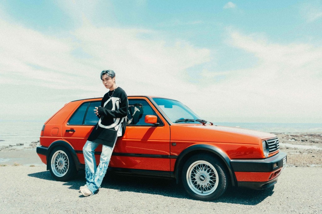 MV中AP潘宇謙開著車到處兜風 現實卻差點發生「慘案」